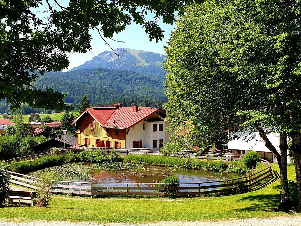 Blick vom Barfusspfad  und Kneippanlage