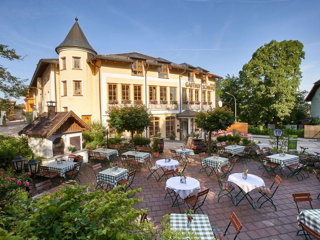 Hausansicht und Biergarten