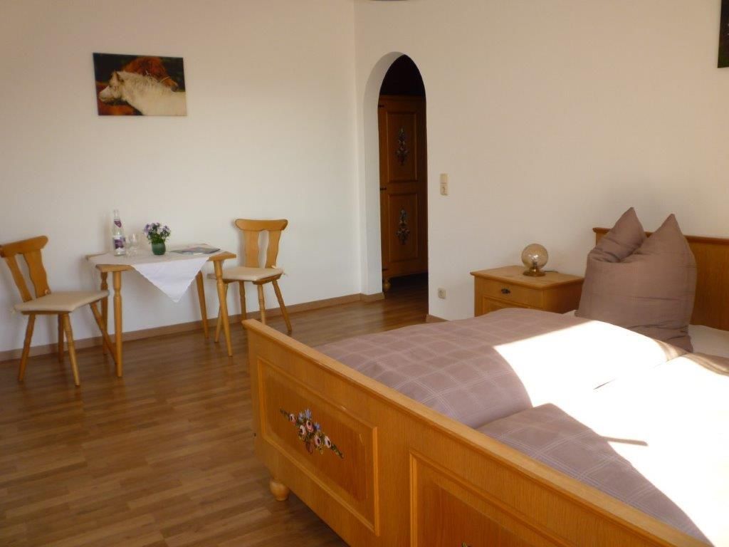 Die Doppelzimmer verfügen über ein Doppelbett, eine kleine Sitzgelegenheit und genügend Stauraum