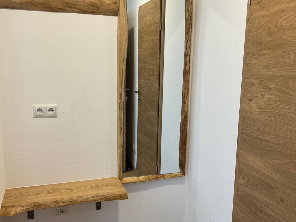 Eingangsbereich, Garderobe aus heimischem Eschenholz von Schreiner gebaut