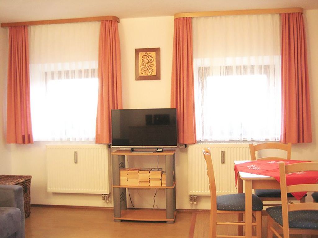 Wohnzimmer mit Sitzgruppe und TV