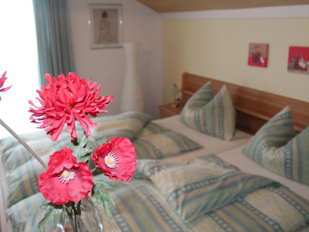 Das erste liebevoll eingerichtete und helle Schlafzimmer lädt zum Träumen ein!