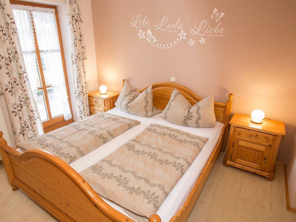 Schlafzimmer 1
