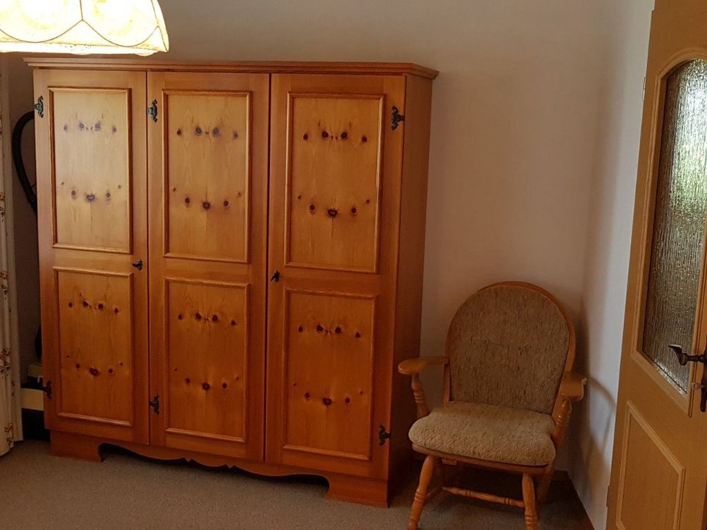 Im geräumigen Kleiderschrank findet Ihre Urlaubsgarderobe Platz!