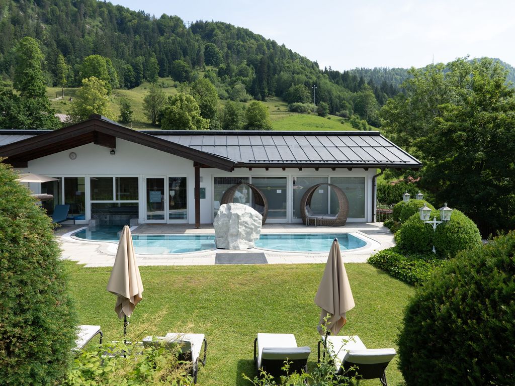 Außenpool mit Liegewiese