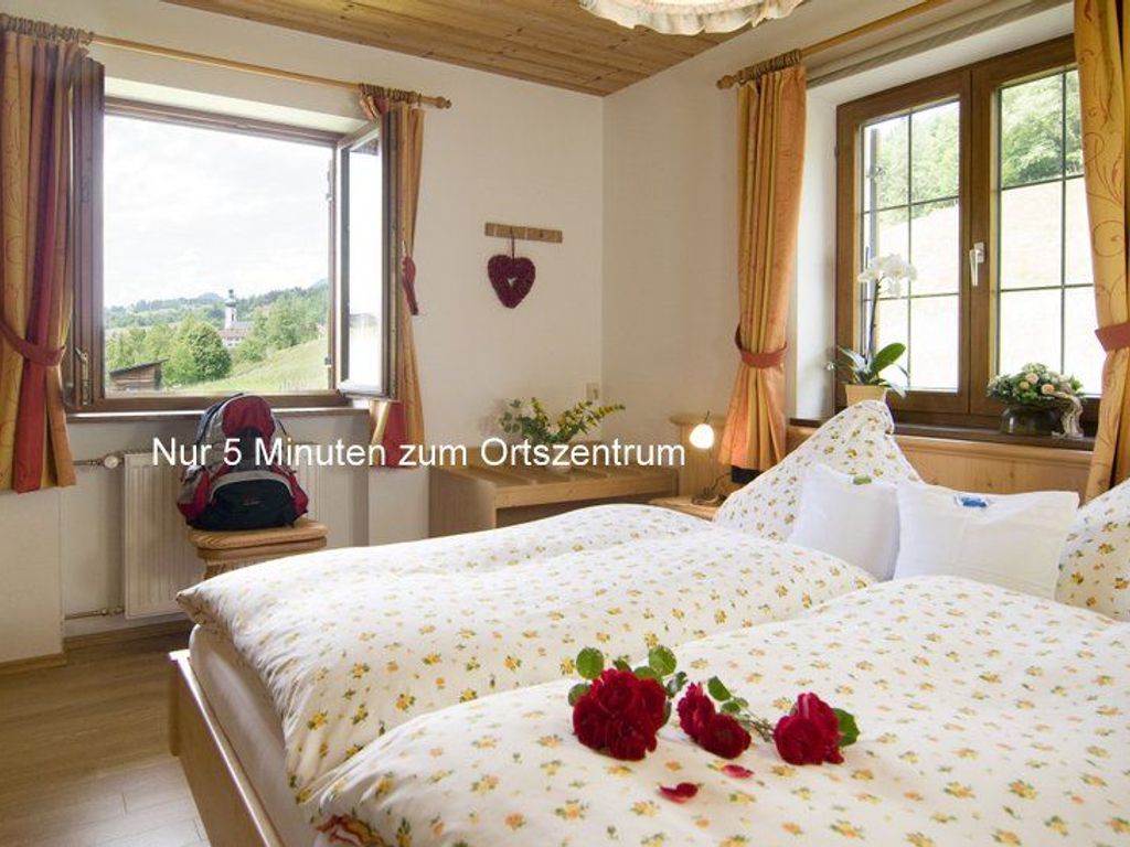 Ferienwohnung Kaiserblick Schlafzimmer mit Blick auf Kirche