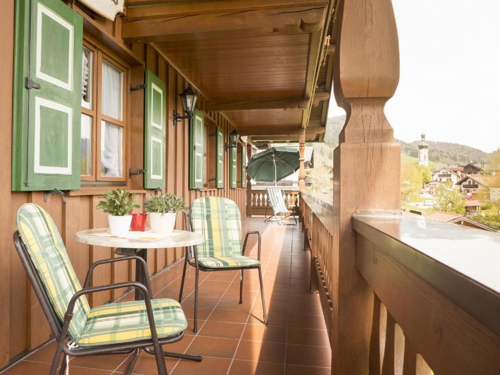 auf dem Balkon