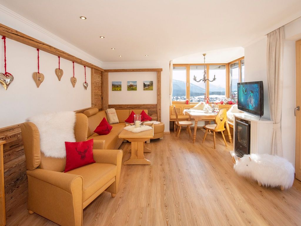 Großräumige Gemütlichkeit mit Wohnlandschaft und Fernsehsessel laden zum Entspannen ein.