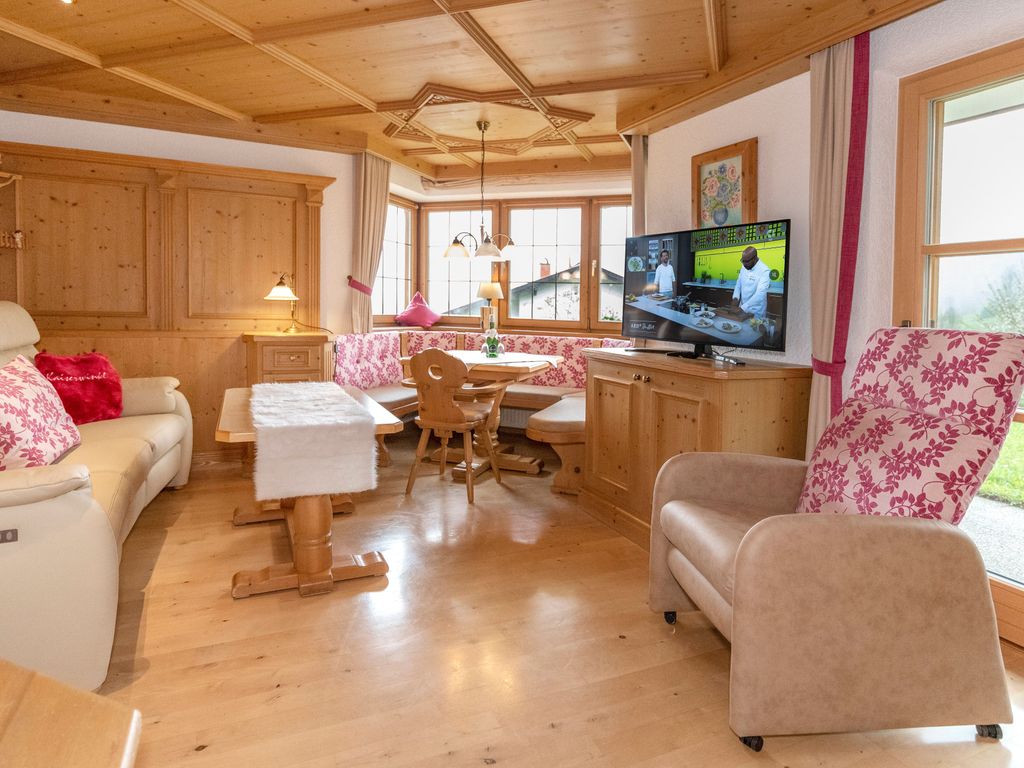 Unsere Ferienwohnung Kaiserwinkl Exklusiv trägt ihren Namen zu Recht: alpenländische Gemütlichkeit auf höchstem Niveau.