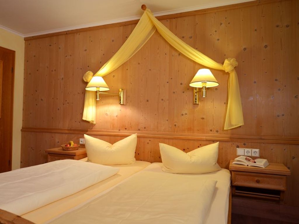Familien mit Stockbett im separaten Kinderzimmer und Balkon