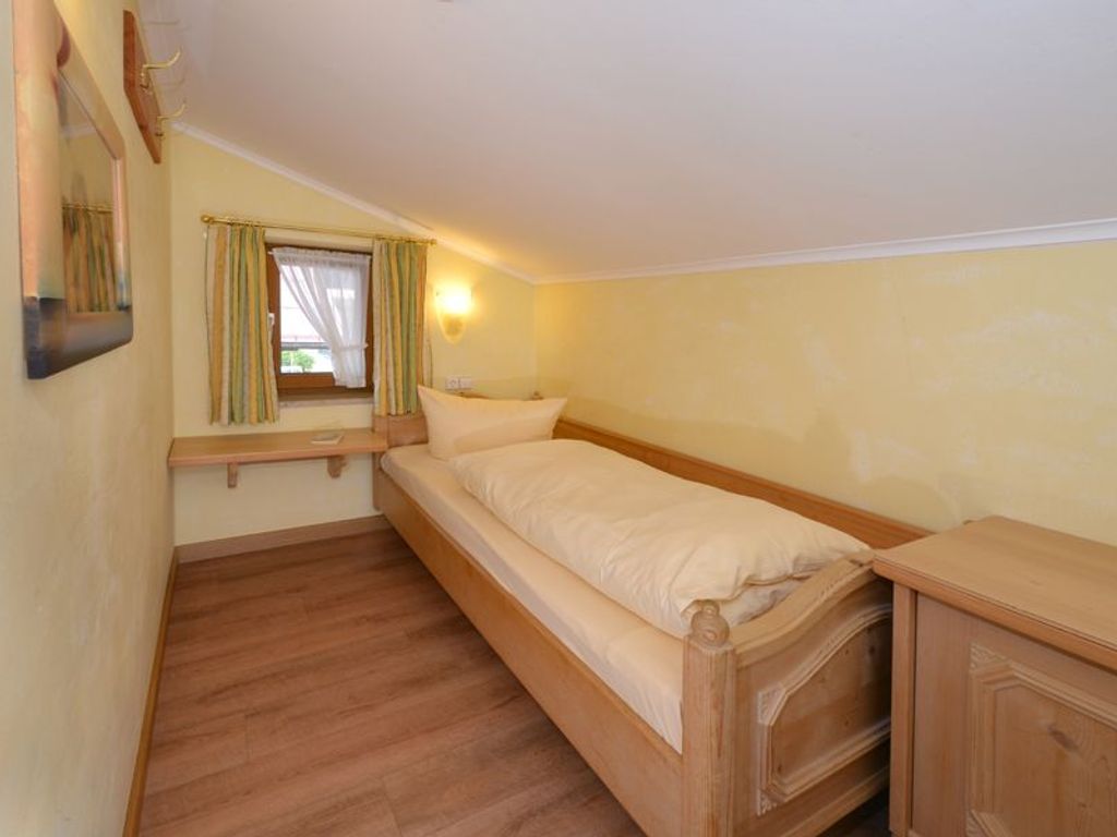 Familienzimmer mit Einzelbett im separaten Zimmer und Balkon