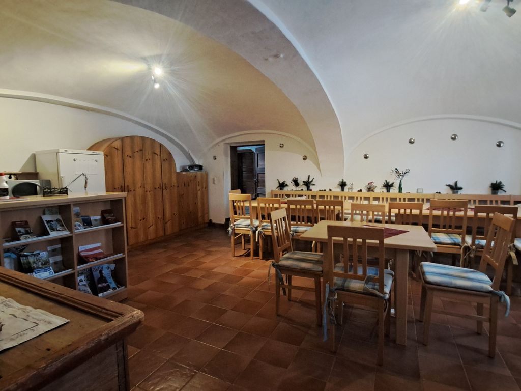 Aufenthaltsraum mit Kaffemaschine, Kühlschrank mit Getränken