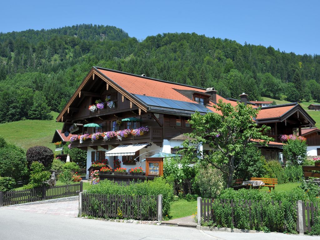 Hausansicht mit Garten