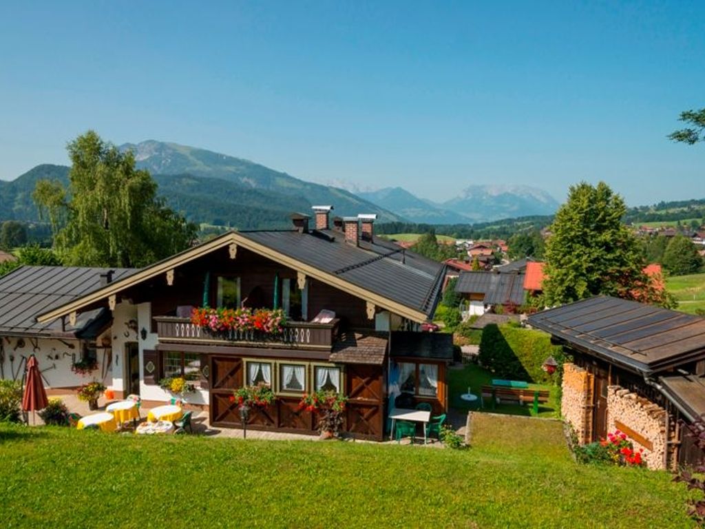 Haus mit Blick aufs Dorf