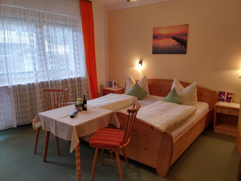 Doppelzimmer Nr. 4 mit Dusche/WC, TV und Süd-Balkon