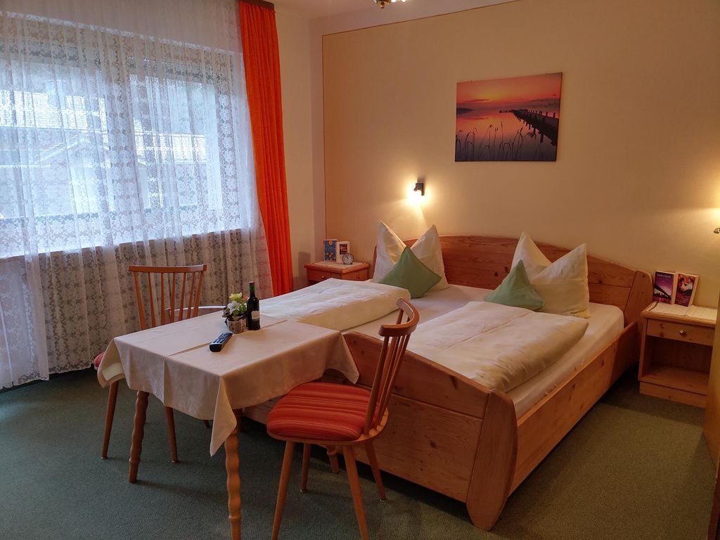 Doppelzimmer Nr. 4 mit Dusche/WC, TV und Süd-Balkon