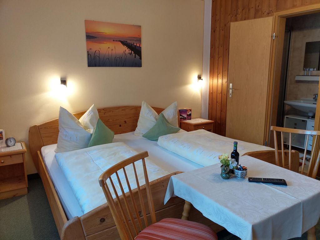 Doppelzimmer Nr. 4 mit Dusche/WC, TV und Süd-Balkon