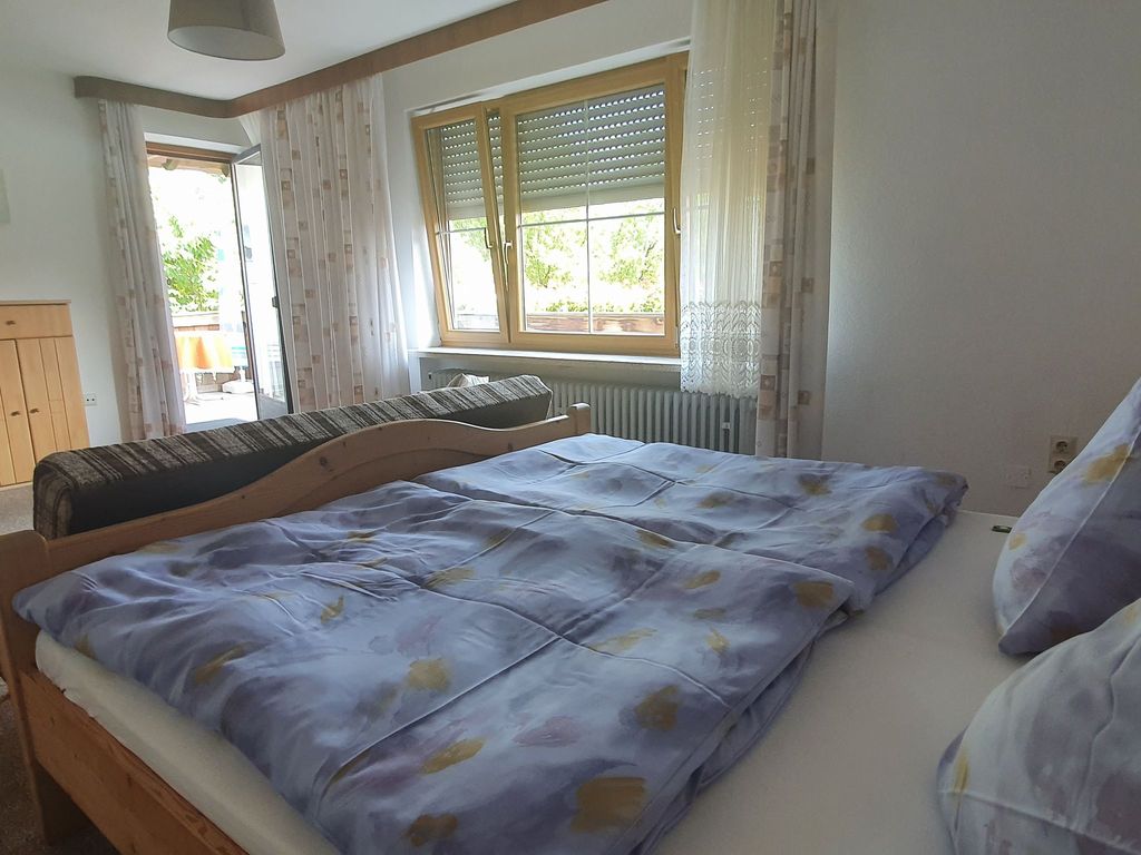 Schlafzimmer 1 mit Tür zum Balkon