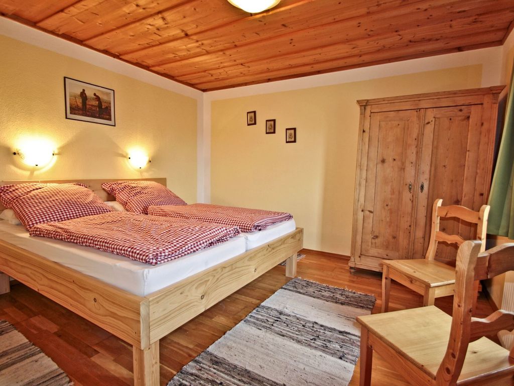 Schlafzimmer mit Doppelbett