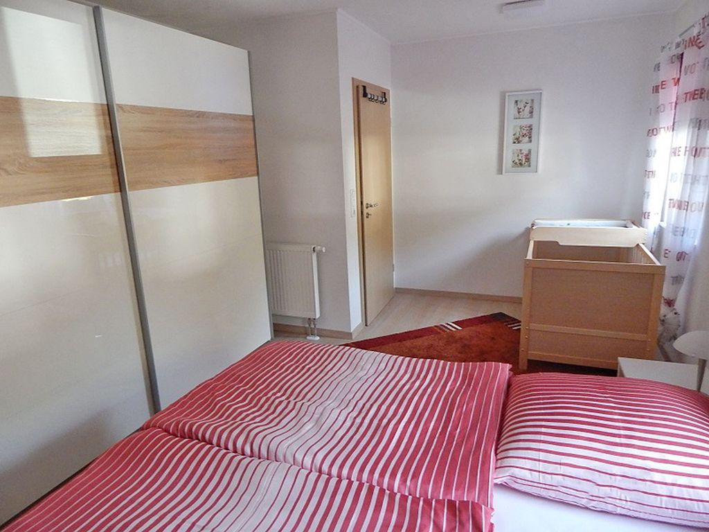 Schlafzimmer Doppelbett und Kinderbett