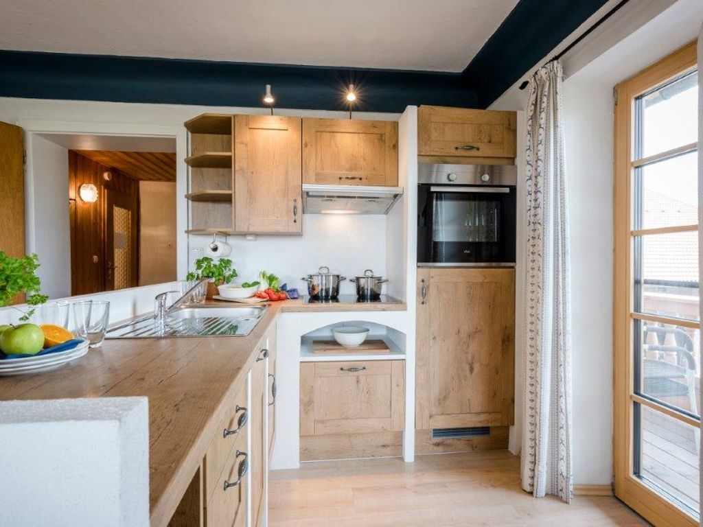 Individuelle neue Küche und Balkon