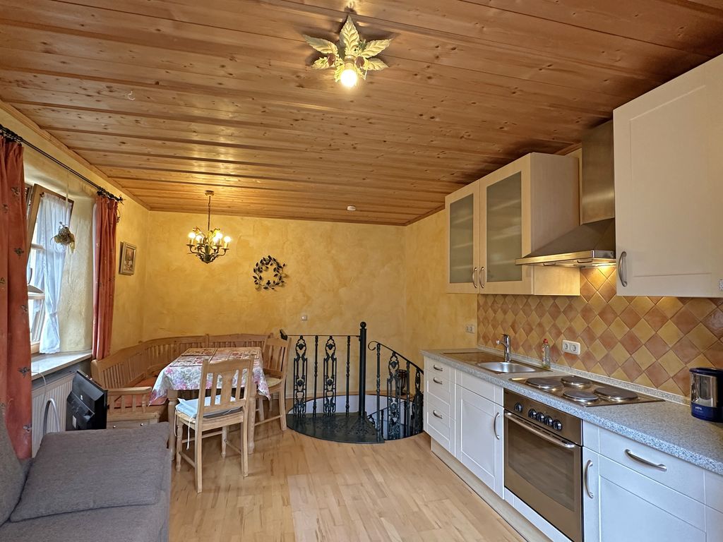 Wohnraum mit Wendeltreppe zum Schlafzimmer