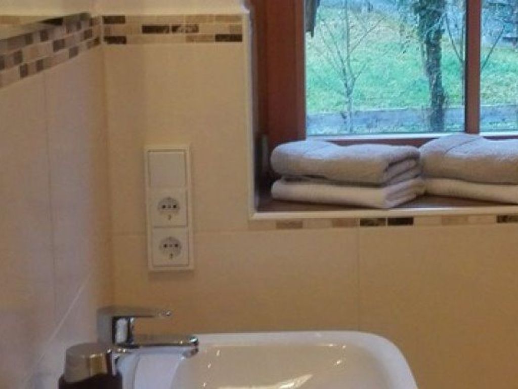 Badezimmer mit bodenebener Dusche und WC