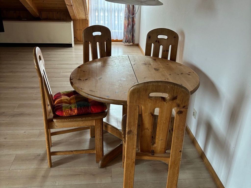 Wohnzimmer mit Esstisch