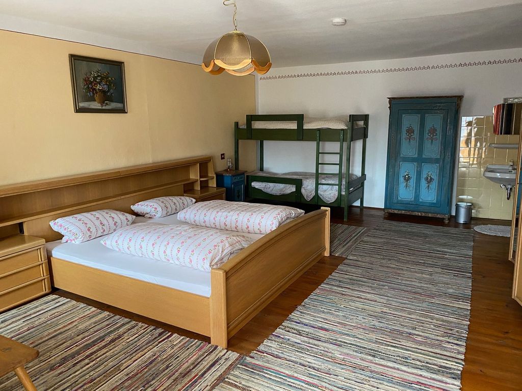Großes Zimmer mit Blick auf das Etaschenbett
