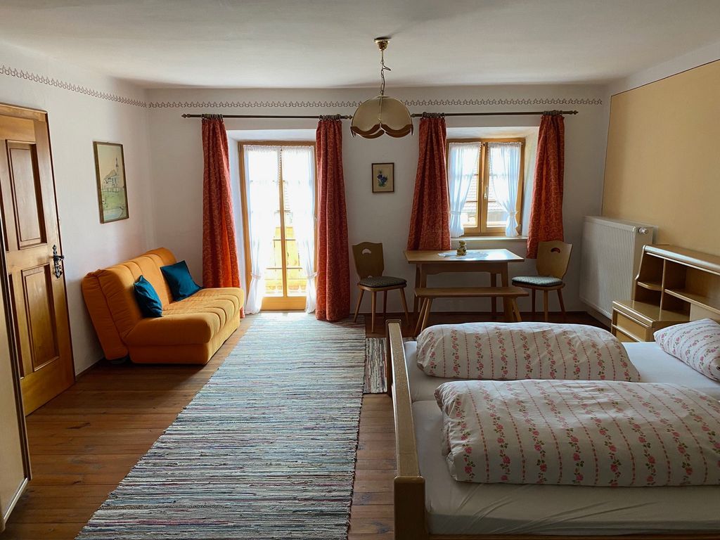 Großes Zimmer mit einem Doppelbett und einem Etaschenbett,mit Balkon