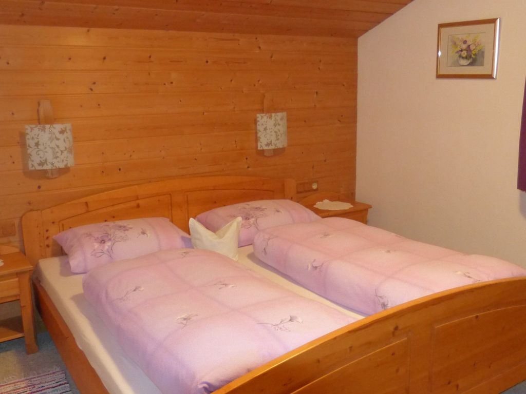 Schlafzimmer 1