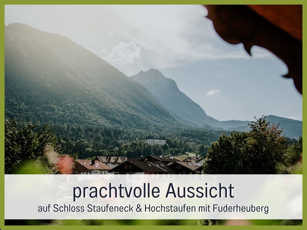 Ausblick vom großen, überdachten Balkon_auf Schloss und Hochstaufen_Fewo Schlossblick
