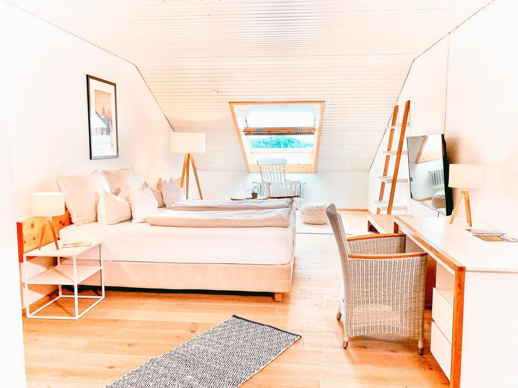 Yachthotel Chiemsee Dachgeschoss Seeseite - Zimmerbeispiel
