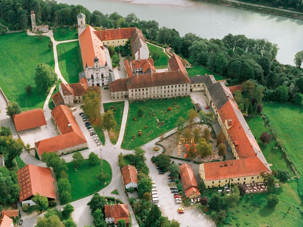 Klostergasthof Luftaufnahme mit Kloster und Hotel