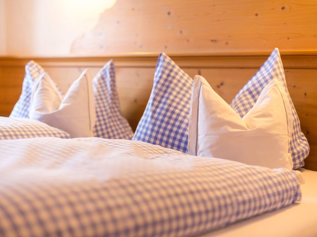 FeWo Edelweiß Schlafzimmer - Doppelbett 1.90 m x 1.90 m mit Boxspringmatratzen