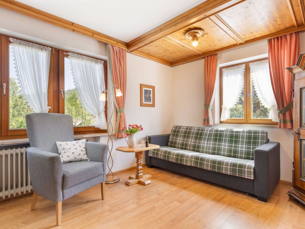 Kienberg Wohnzimmer mit hochwertiger Doppel-Bettcouch