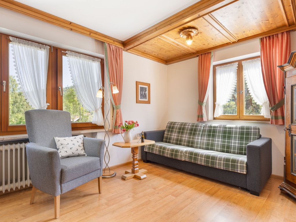 Kienberg Wohnzimmer mit hochwertiger Doppel-Bettcouch
