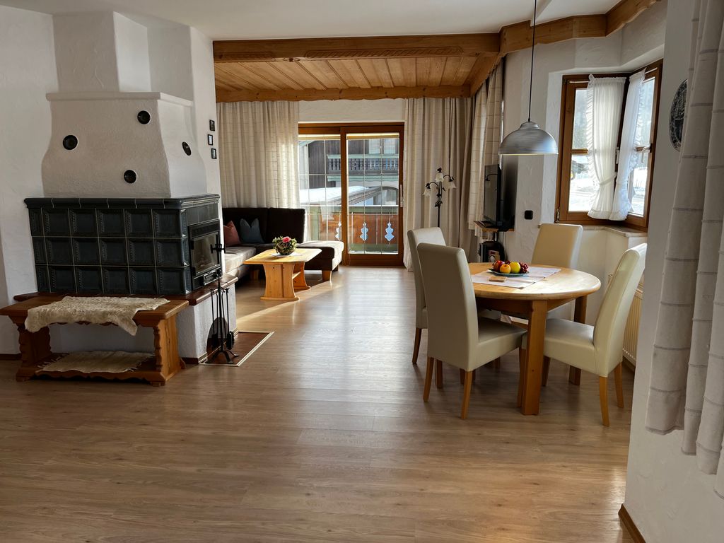 Wohnzimmer mit Essbereich