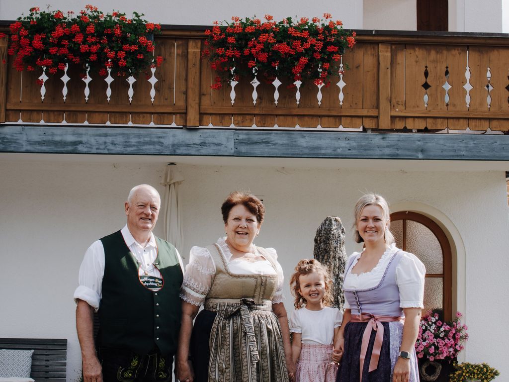 Es begrüßt Sie herzlichst, Familie Schausbreitner