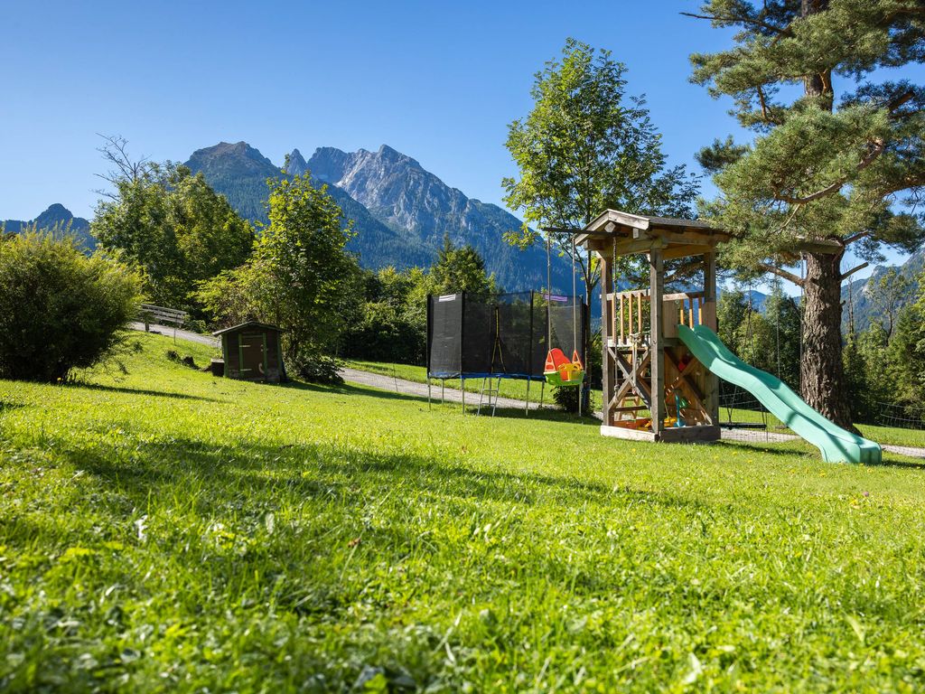 Garten und Spielplatz