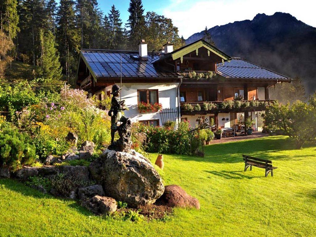Hausansicht mit Bergblick Rauher Kopf