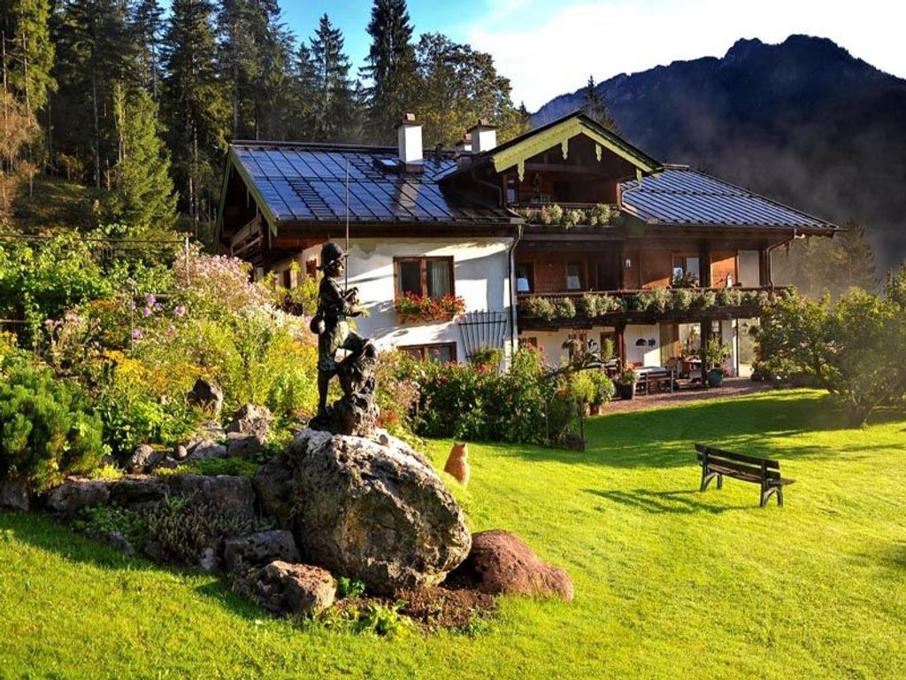 Hausansicht mit Bergblick Rauher Kopf