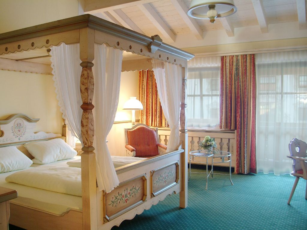 Doppelzimmer mit Himmelbett im Herrenhaus