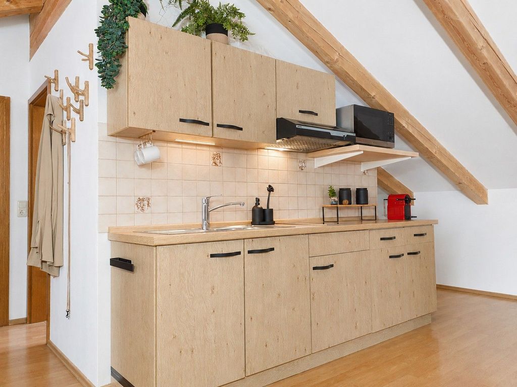 Helle Wohnküche mit kompletter Ausstattung in der Ferienwohnung 7 im Dachgeschoss in Bad Endorf im Chiemgau