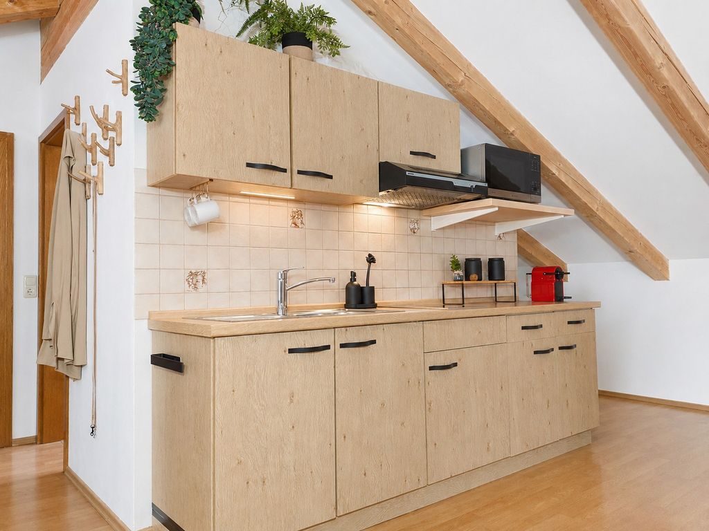 Helle Wohnküche mit kompletter Ausstattung in der Ferienwohnung 7 im Dachgeschoss in Bad Endorf im Chiemgau