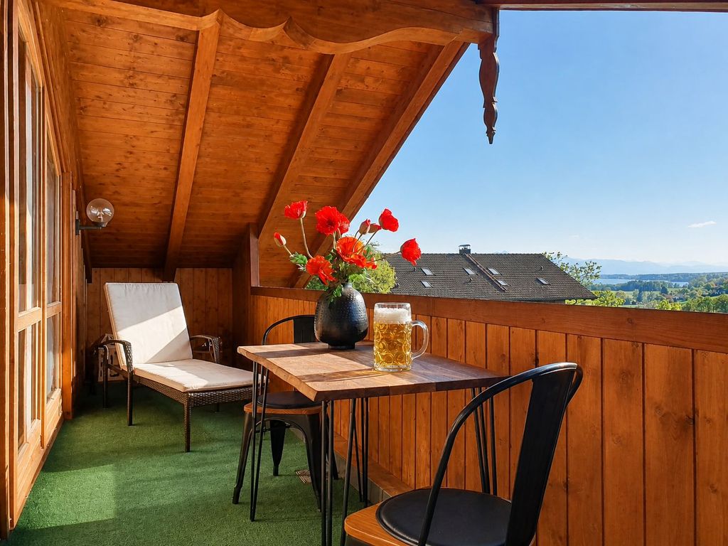 Loggia der Ferienwohnung 7 mit Ausblick auf Alpenpanorama, Simssee und Chiemgauer Voralpenland