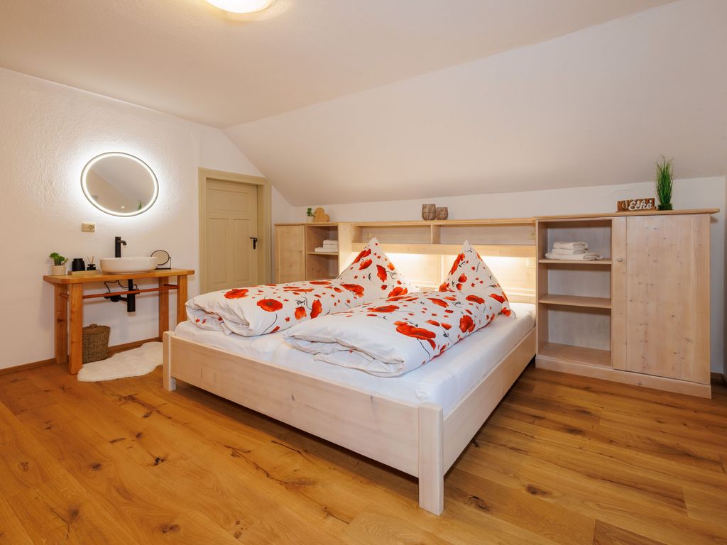 Schlafzimmer 1 mit angrenzendem kleinen Kinderzimmer