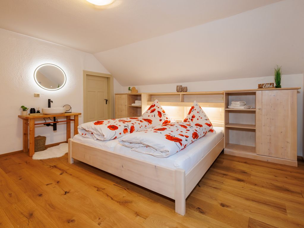 Schlafzimmer 1 mit angrenzendem kleinen Kinderzimmer