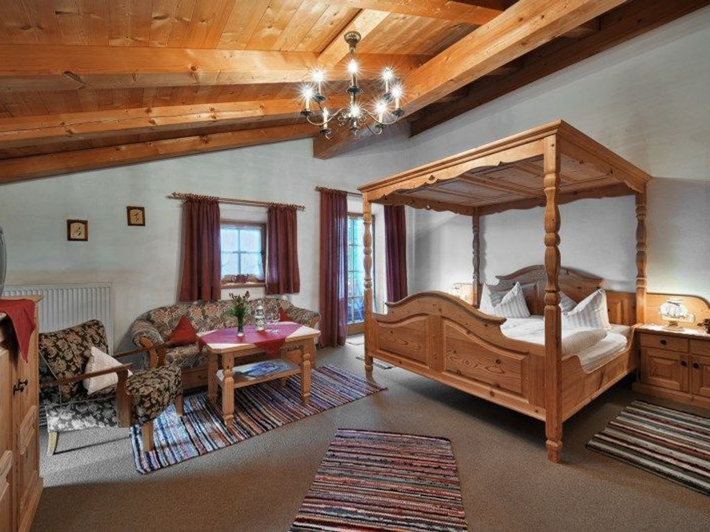 hochwertig eingerichtete Zimmer im bayerischen Stil