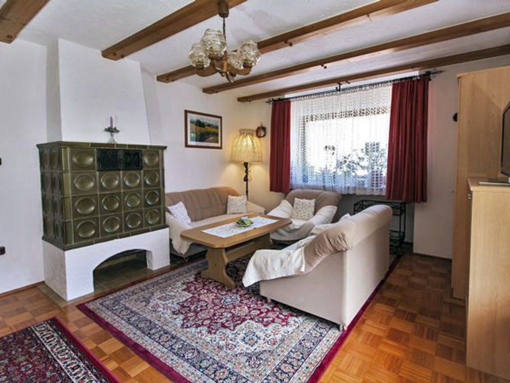 Wohnzimmer mit Kachelofen